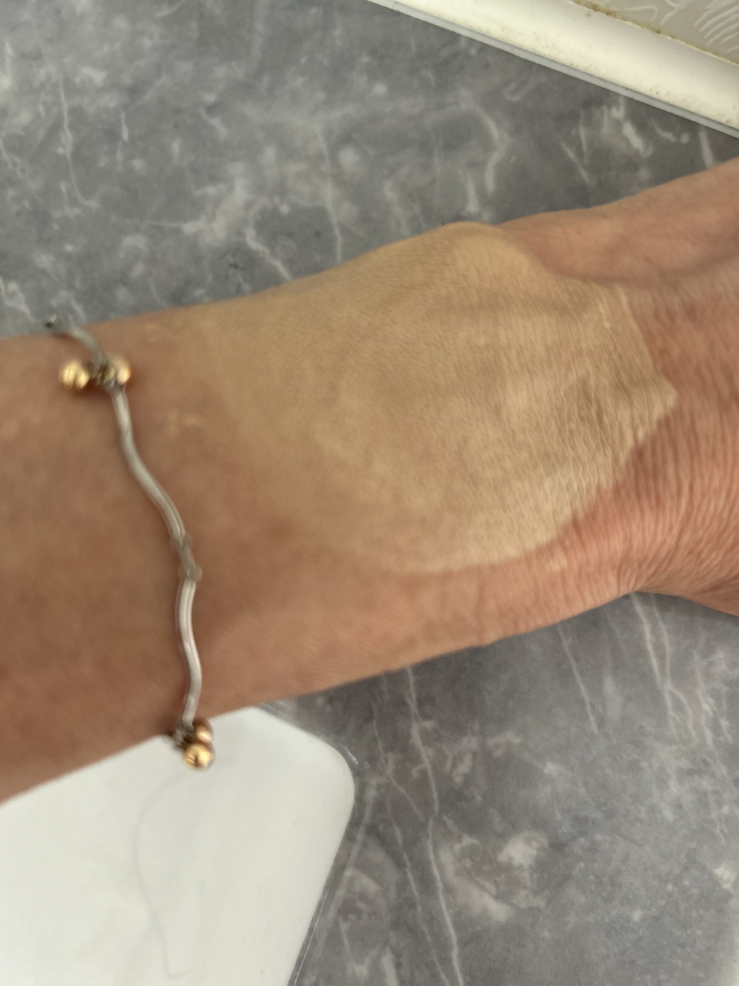 エッセンス スキングロウ ファンデーション 320 Pine/SHISEIDO/リキッドファンデーションを使ったクチコミ（2枚目）