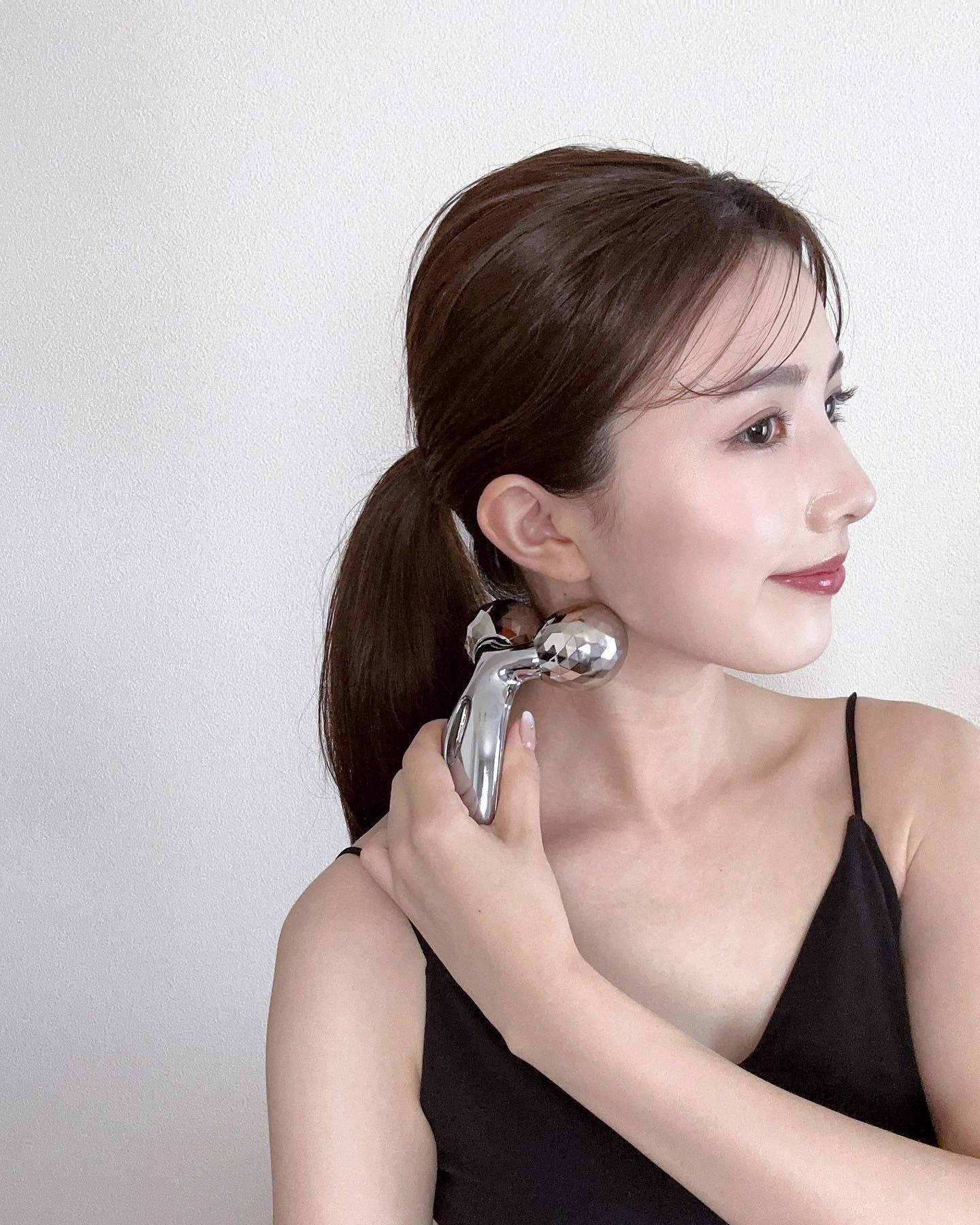 .
.
あっという間に結婚式まで2ヶ月きった😳
最近は花嫁美容のひとつとして
ReFa CARAT RAYを使って自分磨き🤍

私的にドレスを美しく着こなすためには
首〜デコルテと肩のラインが
ポイントかなと思っていて👗💍✨
そのあ