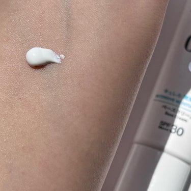 ✴︎

キュレル
潤浸保湿　ベースクリーム
SPF30 PA+++
（医薬部外品）

3月4日にリニューアル発売となったアイテム。

肌荒れ・カサつきをくり返しがちな乾燥性敏感肌に、セラミドケア*1 できる肌きれい見せベース！

☑︎消炎剤配合で肌荒れを防ぐ

☑︎保湿成分(セラミド機能成分*2、ユーカリエキス、アスナロエキス)配合で、夕方まで潤いが続く

☑︎素肌を活かしてトーンアップ(光拡散によるメイク効果)

☑︎化粧下地としても使える

*1：セラミドの働きを補い、潤いを与える
 *2：ヘキサデシロキシＰＧヒドロキシエチルヘキサデカナミド

〰︎

リニューアルしたばかりのキュレルのベースクリーム。

重さを感じないしっとりと濃厚な使い心地。

濃厚だから伸びが悪いとかはなく、スルスルと塗れます。

べたつかず、すべすべマットな仕上がり。

香りはありません。

UVケアと白くなりすぎない自然なトーンアップ（光拡散によるメイク効果）が両立できて、さらにキュレル！🤍
とても使い心地が良いです🥰

チューブの先が細くなっているので欲しい量を出しやすいのも◎

SPF30 PA+++なのでレジャー等には少し物足りないですが、日常使いにはぴったり☀️

30gと大きすぎないので持ち運びにも便利。
手の甲など日にさらされる部分にササッと塗り直せるので重宝しています。

花王株式会社さまより提供していただきました、ありがとうございました♡

#キュレル　#夕方まで肌きれい見せベース 　#潤浸保湿　#PR #ベースクリーム #日焼け止め #スキンケア #セラミド #スキンケア好きさんと繋がりたい #コスメ好きな人と繋がりたい #春のUV対策  #正直レビュー  #揺らぎ肌ケア の画像 その1