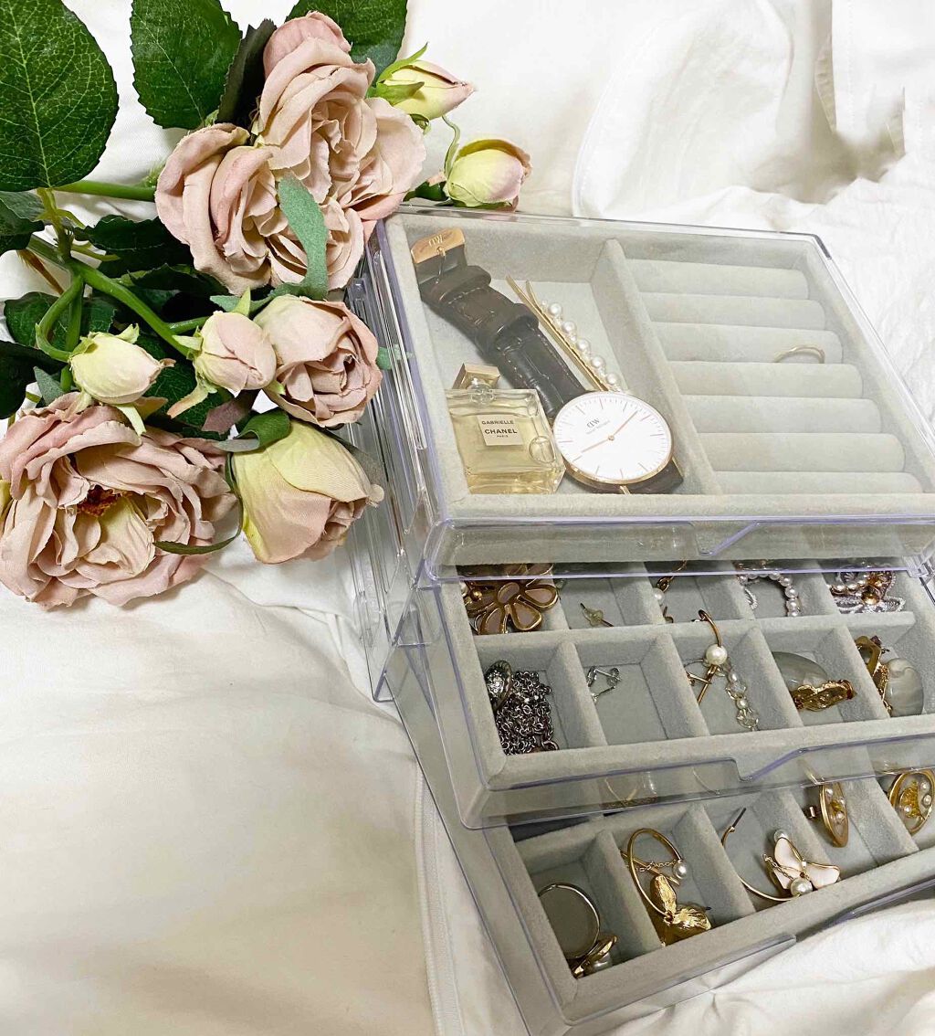 ダイソーでアクセサリー入れ
作り出した.˚‧º·(´ฅωฅ｀)‧º·˚.♡
グレーの入れ物がダイソーの
新商品なんだけど可愛すぎん？
グレーの入れ物3つで324円
で3段ケースが216円で
とっても可愛いのに540円っていう
コスパもよくて