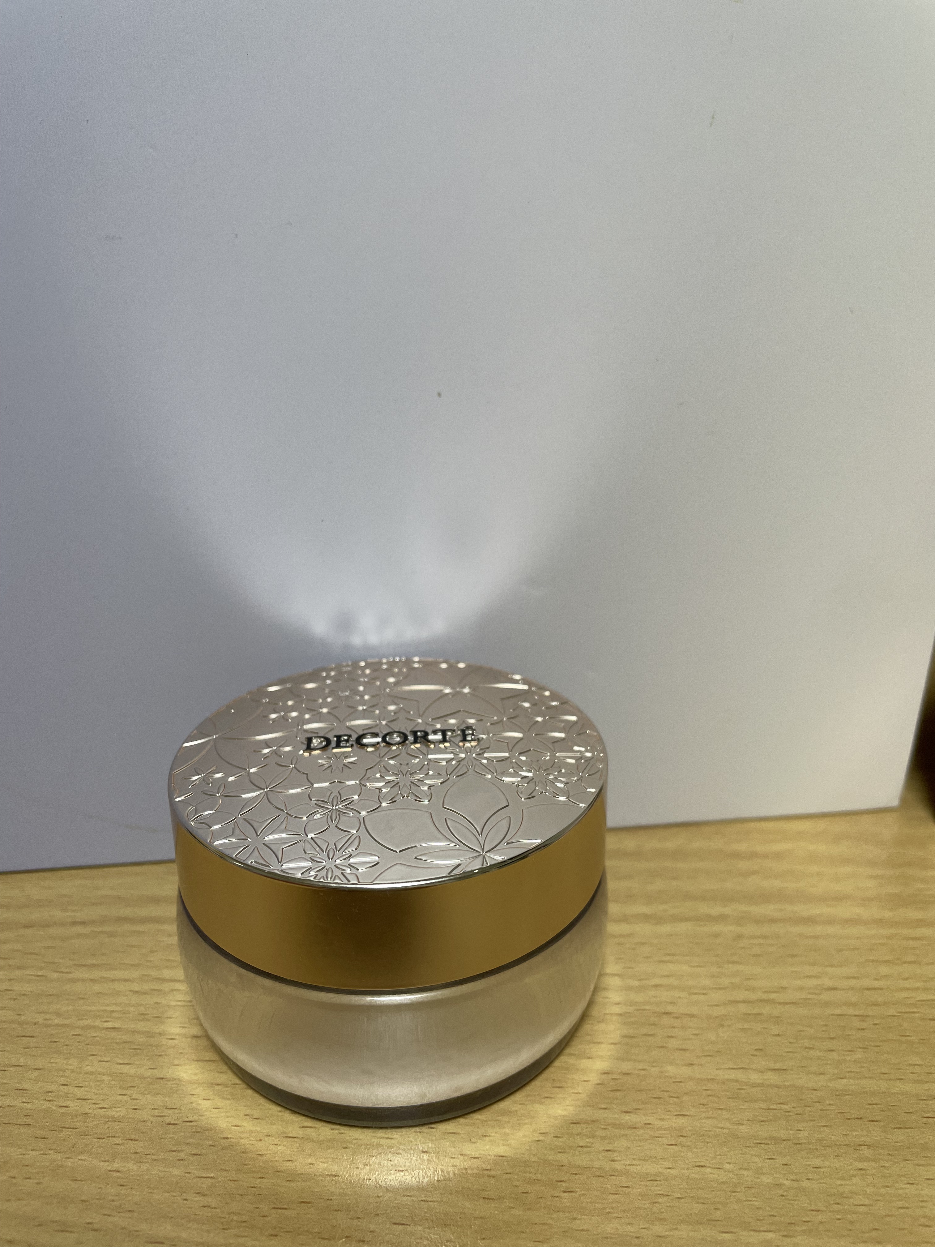 コスメデコルテのパウダーを購入してみました！！
購入したのは去年ぐらいなのですが私はいつも冬や春に乾燥や肌荒れにより瞼や頬、顎などが皮むけしパウダーを付けるとひび割れたようになり時間が経つと余計に乾燥して皮むけが酷くなるのですがこのパウダー