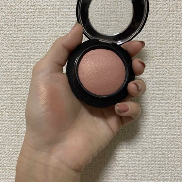 どんな肌色の方にも合うチーク✨

MAC ミネラライズブラッシュ　ウォームソウル

わたしの肌は日焼けした少し暗めな
肌色です。(イエベ秋)
ピンクすぎると浮いてしまい、
暗すぎる色味では顔色が悪く見え