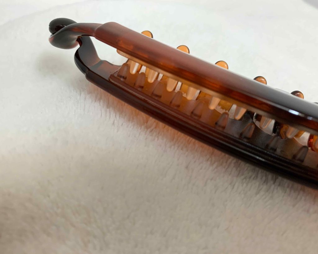 シリコンバナナクリップ/DAISO/ヘアアクセサリーを使ったクチコミ（2枚目）