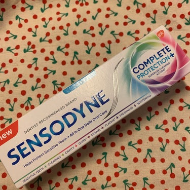 Sensodyne の歯磨き粉です。


🤍味
ほとんどない。

🤍ホワイトニング
強く早くホワイトニングするわけじゃなくて、ゆっくりと白くしてくれる。でも使うのやめたら効果もなくなるやつ。

🤍刺激
