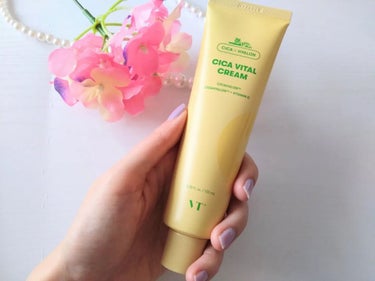 VTcosmeticsの福袋、
クリームの選択肢は
シカバイタルクリームにしました♡

ビタミン系を取り入れたかったんだけど、
正直合う合わないが出てきてしまう敏感肌なので、
シカクリームが大好きなVTならどうかな？と。

100mlの大きい方のサイズ♡
シカバイタルのクリームは
ミルクジェルクリーム。
勝手にシカクリームの黄色バージョンかな？と思ってたけど、
テクスチャーも違いました。

ふんわりしたやわらかいクリーム。
スルスル塗れて
さっぱりしつつしっとり。
朝のスキンケアに取り入れてます。

今のところこれで肌トラブルはなくて、
お肌鎮静しつつビタミンCも取り入れられてラッキー♡
このライン、色々使ってみたいなー！ #ウルツヤ肌の基本 の画像 その0