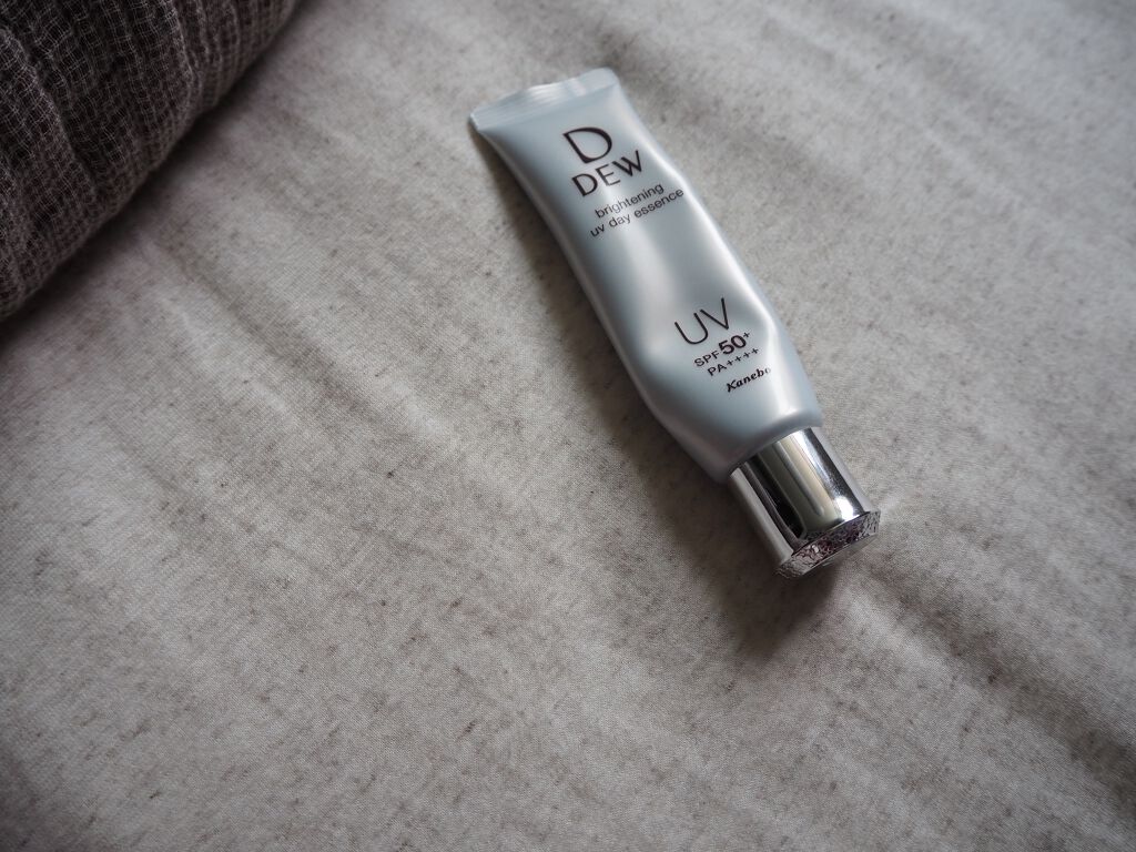 

日焼け止め美容液って凄くない？
これまで日焼け止め乳液とか
日焼けクリームってあったけど
日焼け止め美容液は初めて𓈓




気持ち良いほどスーッと伸びて
日焼け止め独特の嫌な匂いが全くしない。




美容液って言うだけあってみずみ