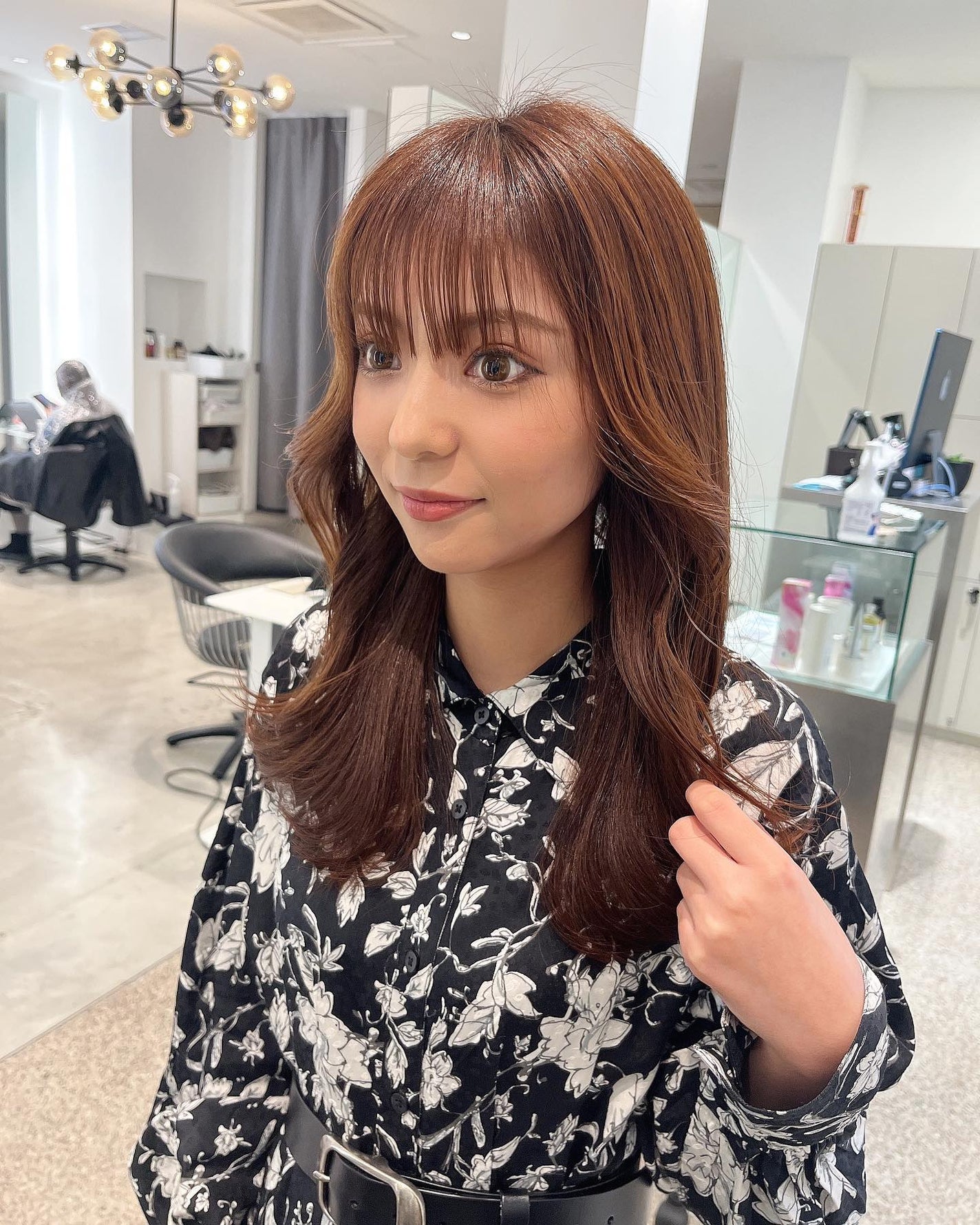 HARUNA on LIPS 「.顔周りのカット✂️全体は艶感が出るように😌✨.シルエットに合..」(2枚目)