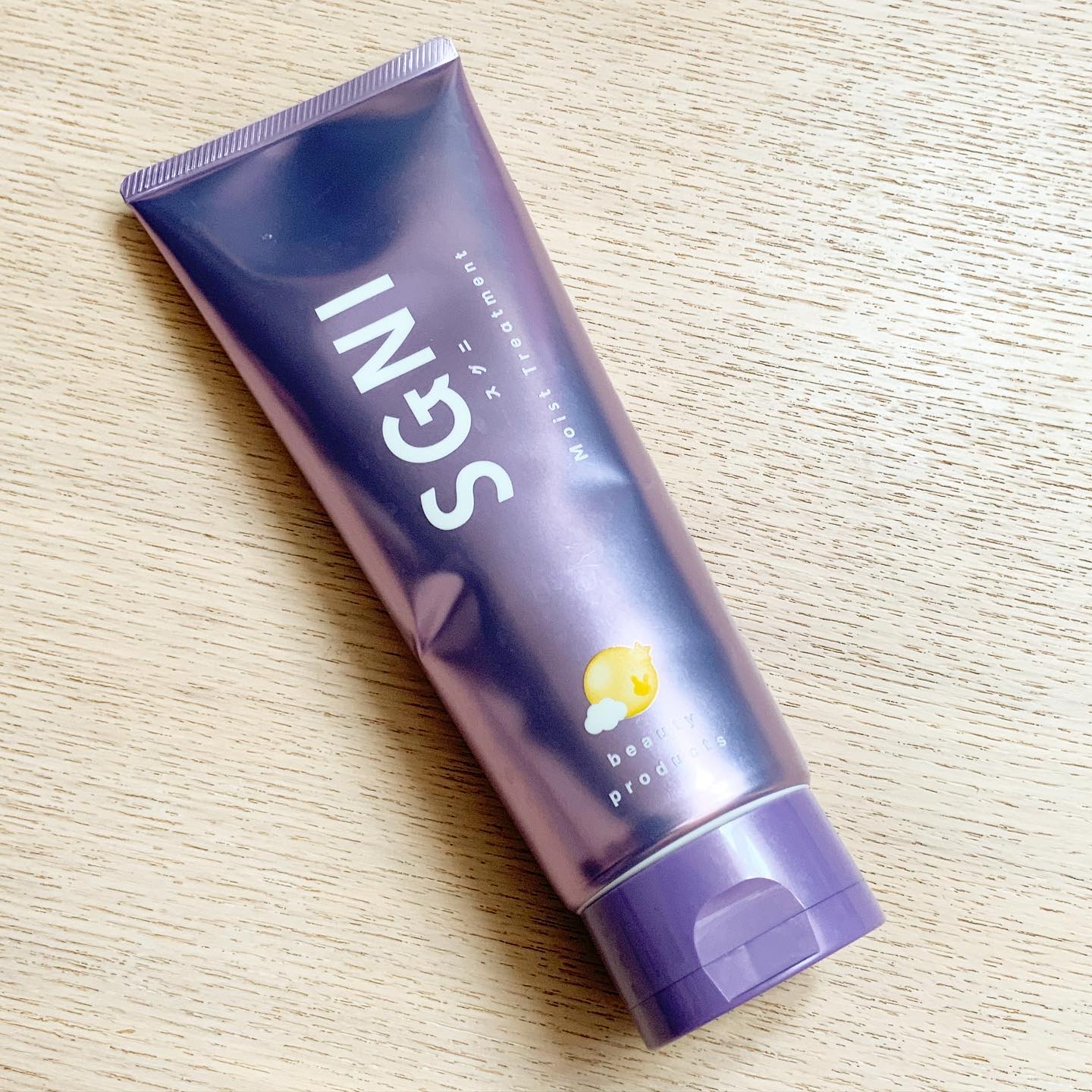 SGNI スグニ モイストトリートメントのクチコミ「
ほんのりと青みを帯びたメタリックピンクの大人可愛いパッケージ。
チューブ型で自立するので、
.....」（1枚目）