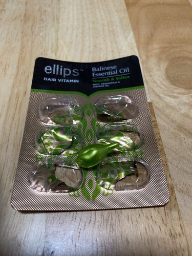 ellips  ヘア ビタミン バリニーズ エッセンシャル オイル ソフトンのクチコミ「⭐️使い切りアイテムのご紹介⭐️
ellips HAIR VITAMIN

以前、海外に旅行し.....」（3枚目）