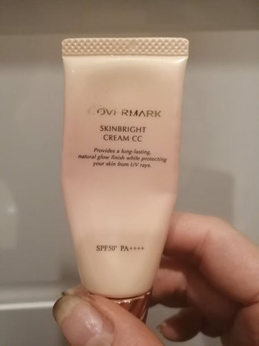 SPF50＋PA＋＋＋＋出紫外線によるシミやそばかすを防いでくれます。
くすみがちな肌を綺麗にぼかしながら艶のある明るい肌質感にしてくれます。
キメも細かく肌に均一に密着してくれます。
ダブルブロック効