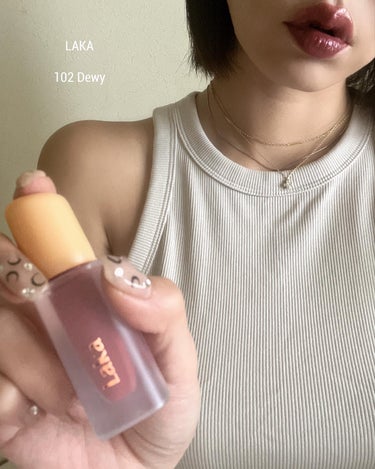 𝐋𝐀𝐊𝐀 
フルーティーグラムティント
102 Dewy
@laka.official 

お初LAKAでございます。
なんでもっと早く買わなかったんだろうか。。。
みんなが良いって言うのも納得です♡
というか良い所しかみつからないんですけどっっ😡⁈⁈！どうなってんの⁈⁈←
驚異の色持ちなのに乾燥しないし、ツヤ感も素晴らしいです！！
コロンとしてて可愛い。

とりあえず人気色の102デューイを購入してみましたが収集癖のある私はウズウズ。
どれも可愛い色ばっかり♡
Qoo10メガ割りで買っちゃおっと。
・
・
・
・
・
・
#laka#ラカ#フルーティーグラムティント#ドューイ#リップ#韓国コスメ#プチプラリップ#ティントリップ#韓国コスメ購入品#コスメレビュー#コスメレポ#コスメ好きな人と繋がりたい#美容好きな人と繋がりたい #Qoo10メガ割  #爆盛れリップ の画像 その2