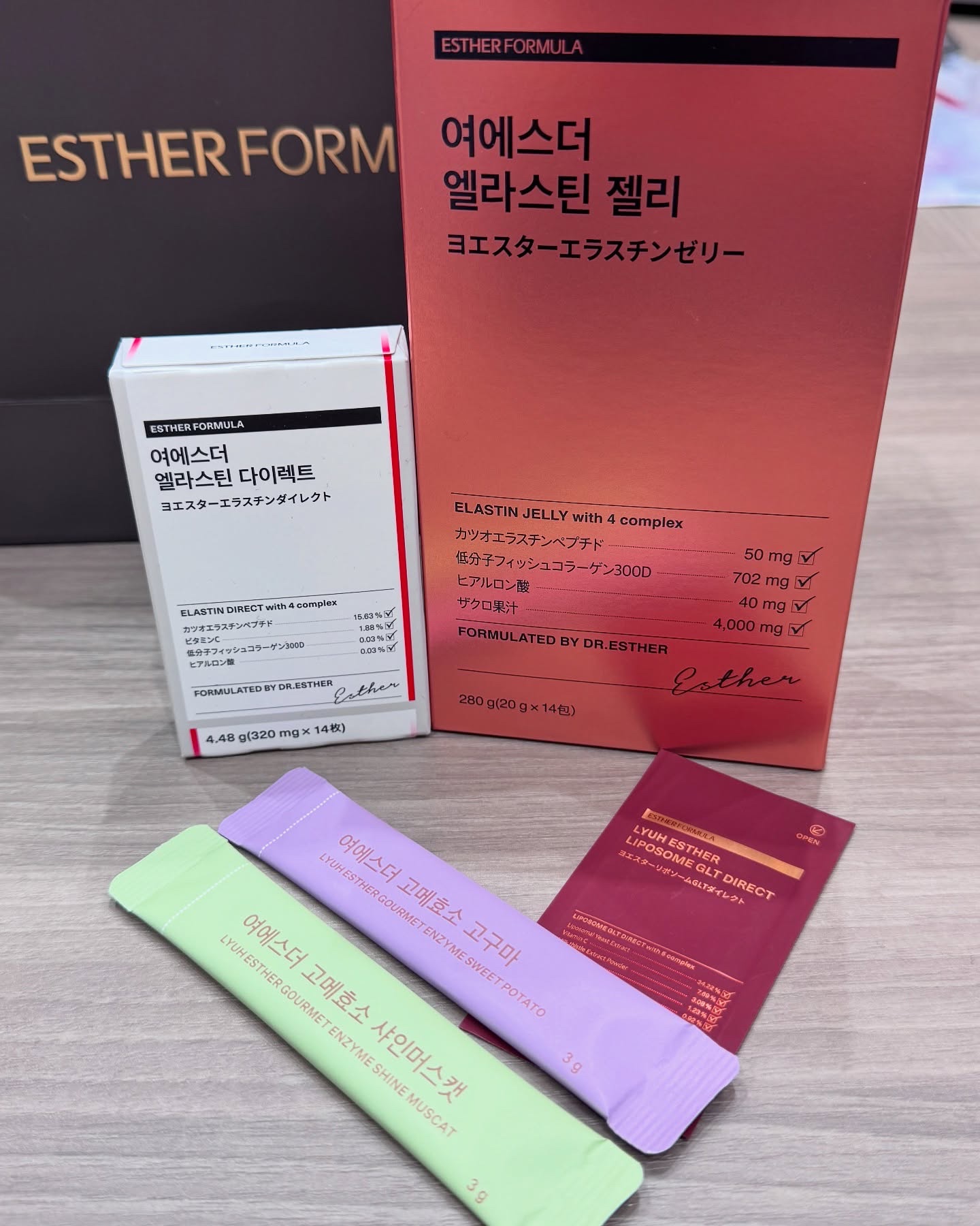 美しさを内側から引き出す、新発想のビューティケア✨

一枚のフィルムに閉じ込めた美の秘密「ヨエスターエラスチンダイレクト」。日本産エラスチンや低分子コラーゲン※、コンニャク芋エキス、そしてサケ白子エキスまで。贅沢な美容成分が溶け合い、ハリの