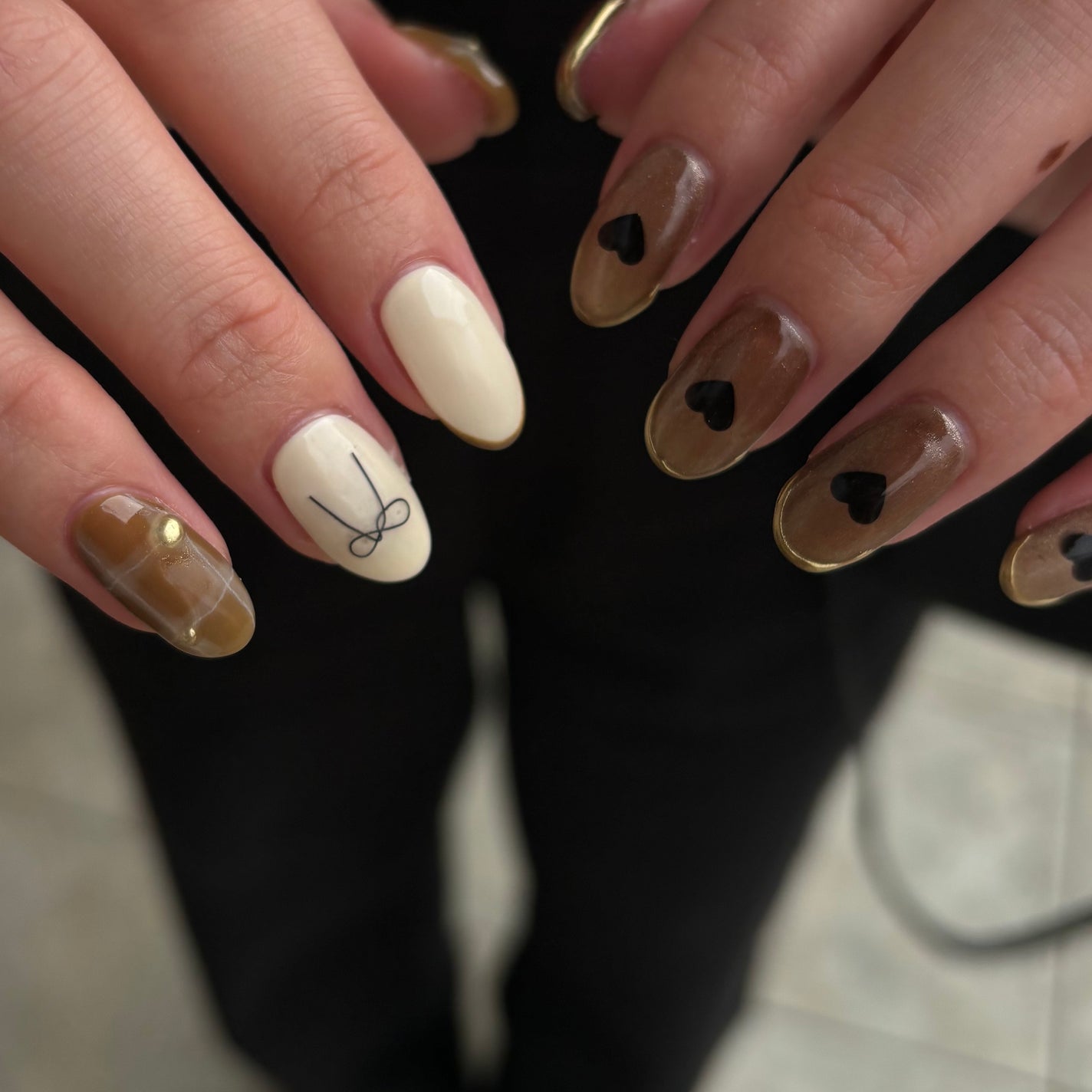 夏美🍉フォロバ on LIPS 「【秋のガーリーネイル🟰チェック&ハート🦊🍁】全体をブラウンで統..」(4枚目)