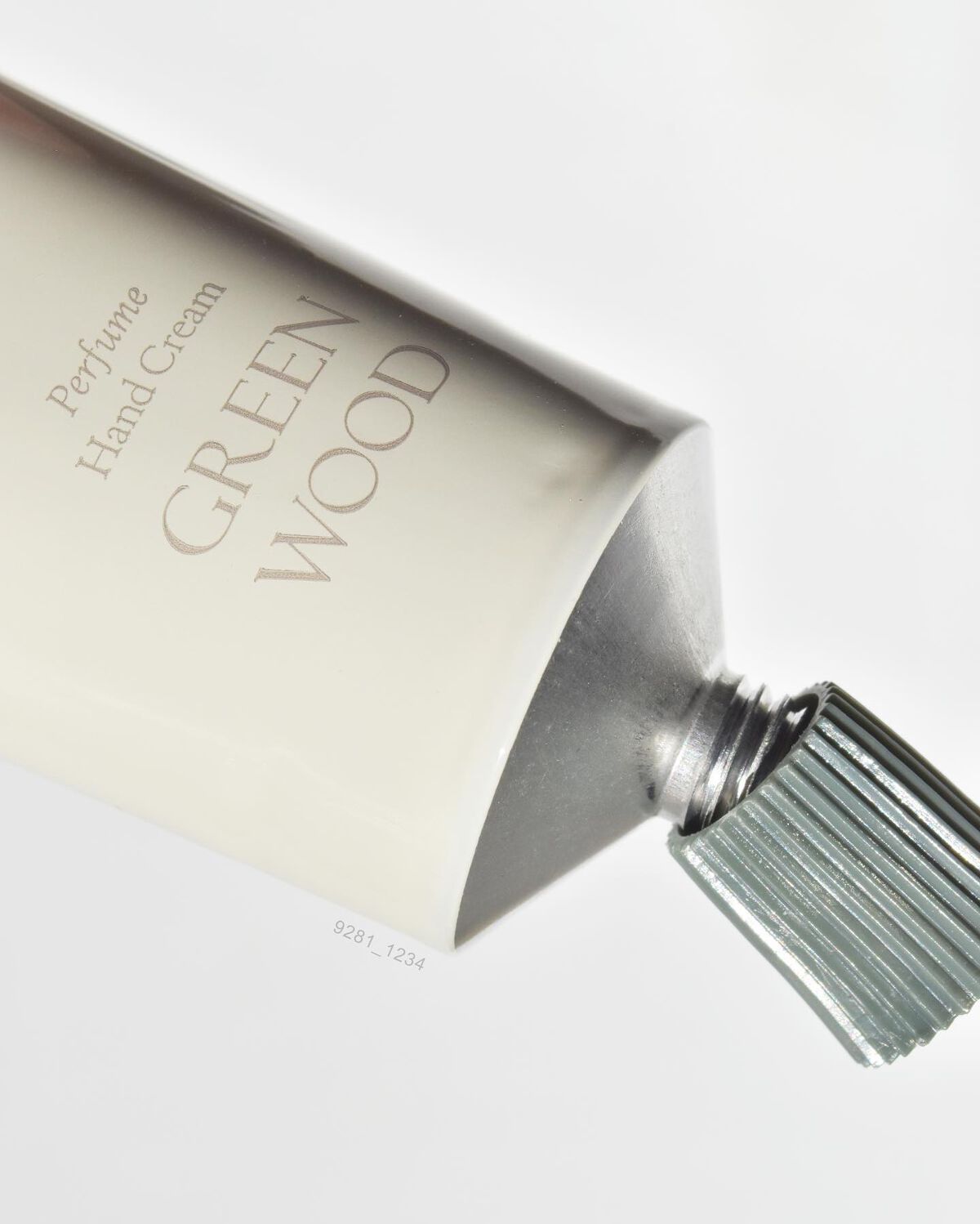 パフュームハンドクリーム グリーンウッド/Luvum/ハンドクリームを使ったクチコミ（2枚目）