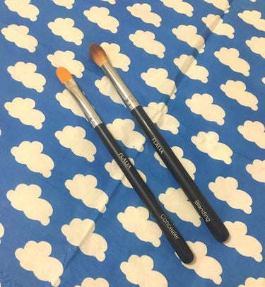 FLALIA Professional brush です
ブレンディングブラシ、コンシーラーブラシです！

ブラシが欲しいなーと歩いていたら、ディーホリック クリマレによさそうなブラシがあったので購入。