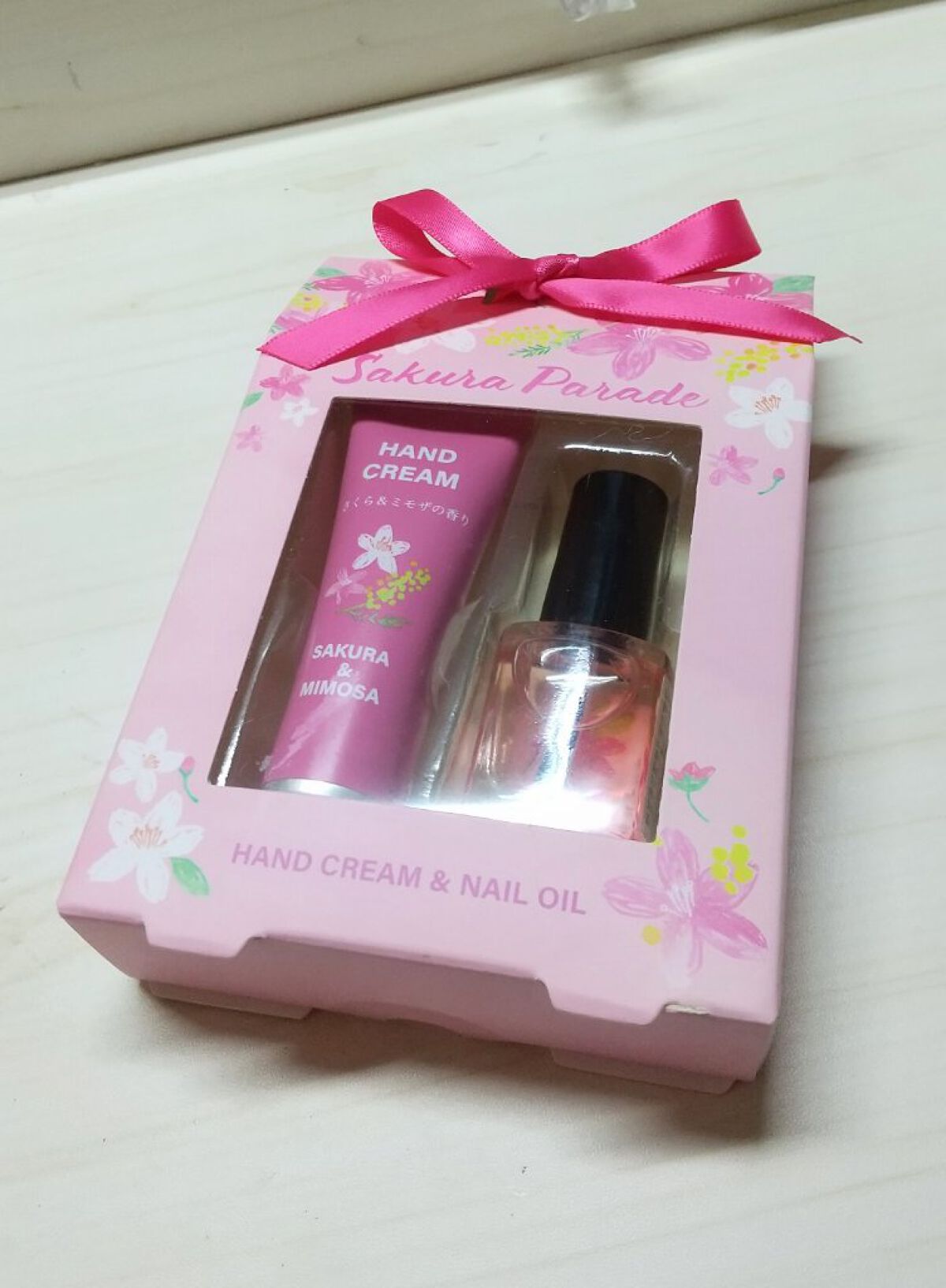 本屋で見つけたハンドクリームとネイルオイルのセット🤗♥️
外装もパケピンクで可愛くて気分上がります(*´˘`*)
ハンドクリームはベタつかなくてしっとりお肌にしてくれて、ネイルオイルもハケも柔らかくて使いやすい🤭
ネイルオイルのほうはピ