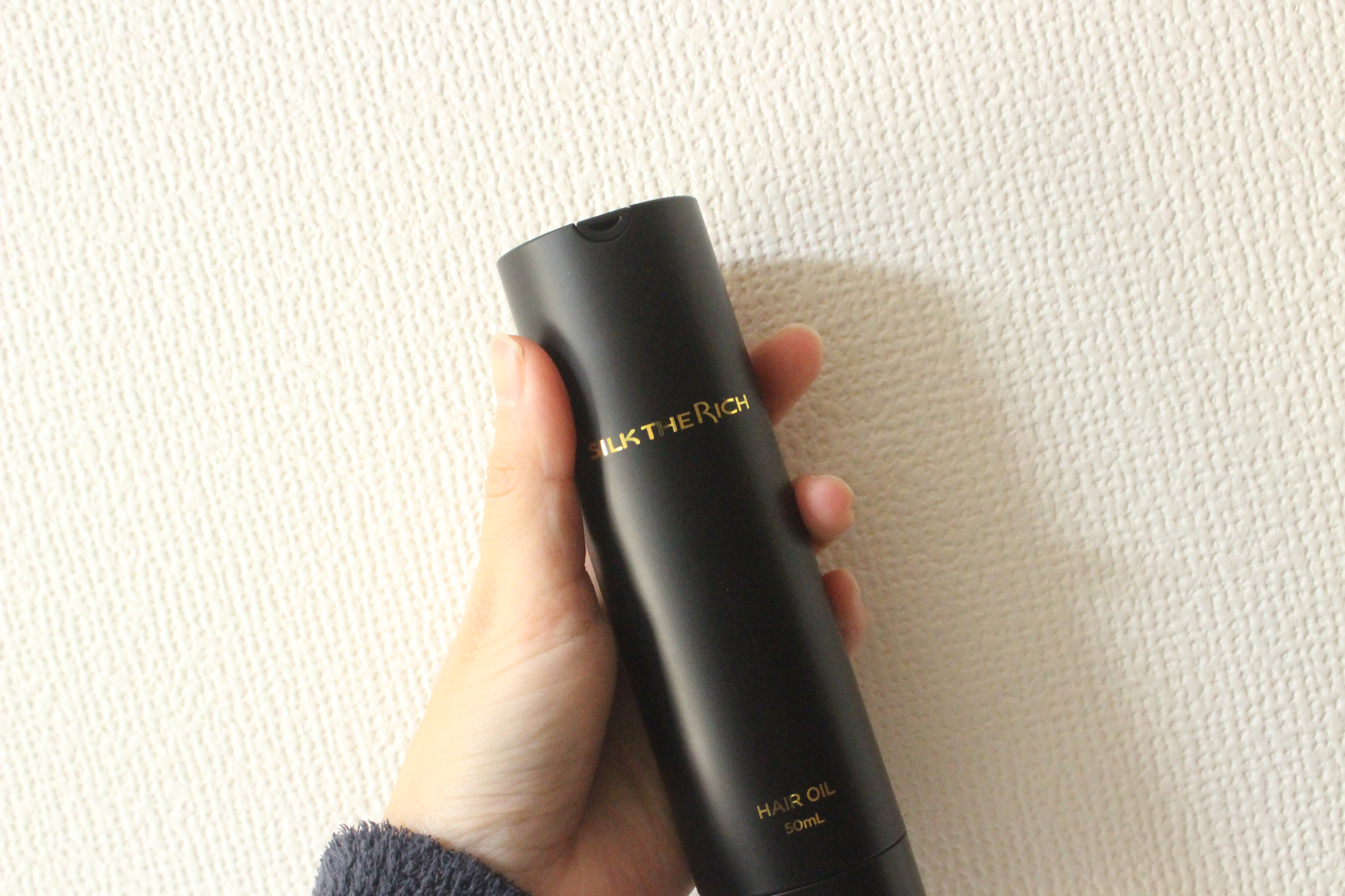 
『ザ・リッチ ヘアオイル MNM』

ムードナイトムスクの香りが上品でとってもいい香りなんです🩶 ̖́-

ムスクの香りもきつくなくふわっと香ってくれる感じでした👀

濃厚なオイルで全然ベタつきがありませんでした🌱𓂃

下の部分を