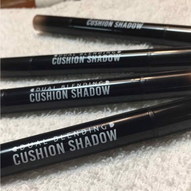 .
MISSHA DUAL BLENDING
CUSHION SHADOW 
お値段  1179円（本体価格999円）
お色  アマンドショコラ、クリスタルドロップ、
オレンジカップケーキ、ローズクラウ