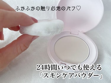 【サナ　素肌記念品】
スキンケアパウダー　N

2024年2月6日発売✨
24時間いつでも使えるスキンケアパウダーが、スキンケア＆メイクアップ効果がアップしてリニューアル！

「０２（クリアベージュ）」を使用しました😄
02のカラーは繊細なパールでくすみを飛ばし、自然にトーンアップしたい方におすすめです！！

パウダーの中に、3種の保湿はビタミンを贅沢配合している、まさにスキンケアパウダー✨
さらにメイクアップ効果まで兼ね備えていて、ツヤ感パウダーやくすみ消しパールを配合することによって透明感ある明るい肌に演出してくれる🩷🩵

プレストタイプだから持ち運びにも便利だし、ふかふかの厚みがあるパフがとても肌当たり良く気持ちイイ❣️

夜寝る前にコッテリタイプのクリームをたっぷり付けて保湿するのが好きなのですが、髪の毛の付着とか枕に付いちゃったりと、気になる事があります😂

寝る前にスキンケアの最後にコチラのパウダーで仕上げをする事によって肌表面はサラッと♪
髪の毛の付着を防げて快適に感じました🙌

翌朝のテカリやベタつきも気にならなくなり、私にはピッタリのアイテム💡

休みの日や、ノーファンデの日に、
日焼け止めの後にコチラのパウダーしておくだけでも肌をキレイに魅せることが出来るのでオススメです☺️

PRの画像 その2