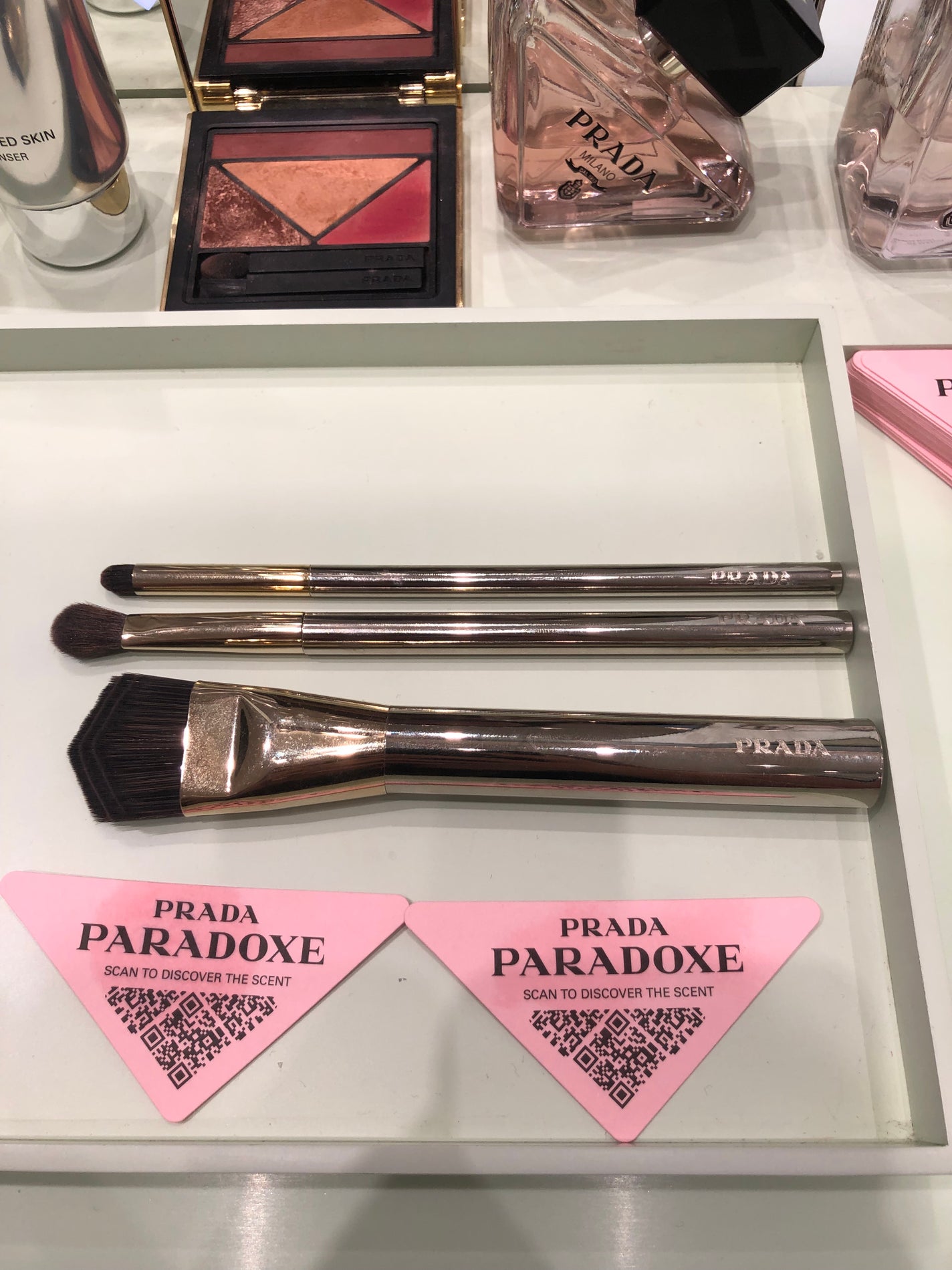 chicca 特殊メイクさんの偏愛美容 on LIPS 「一昨日発売したプラダビューティーのブラシ気になって店頭へ人工毛..」(1枚目)