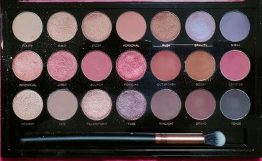 INFATUATION 21 SHADE EYESHADOW PALETTE ＆BRUSH/PROFUSION COSMETICS/パウダーアイシャドウを使ったクチコミ（3枚目）