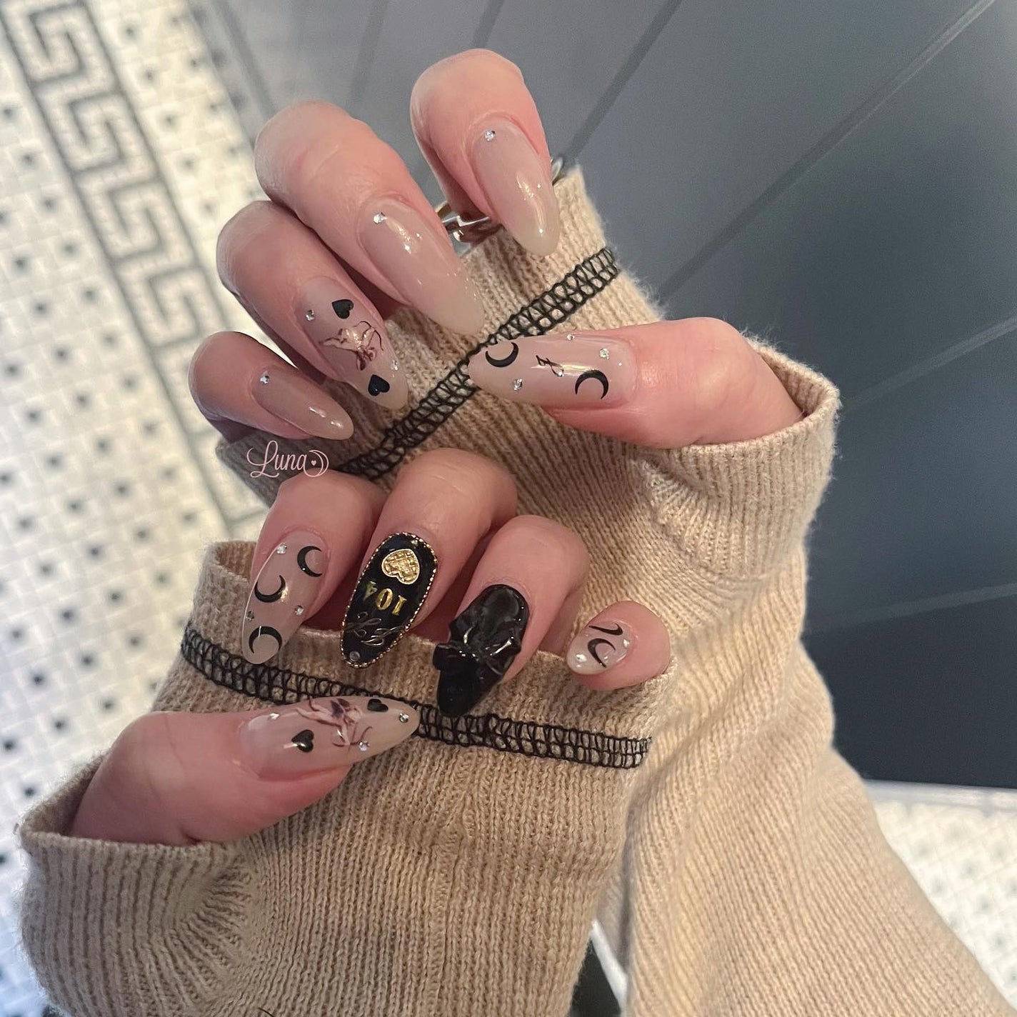 Iuna. Mizuki on LIPS 「.mynail🖤ホテルのルームキーみたいにしたくて🖤✨👼🏻#n..」(3枚目)