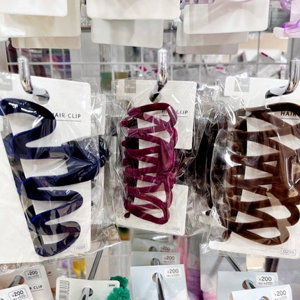 DAISO ヘアアクセサリーのクチコミ「DAISOのヘアアクセサリー
種類豊富ですよね。
冬っぽい生地のクリップが
入荷されていまし.....」(2枚目)