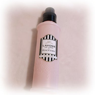 ラボン 柔軟剤 シークレットブロッサムの香りのクチコミ「ピンクのボトルにストライプ柄の
可愛い容器に惹かれて購入した柔軟剤です。

ラボンとピーチ・ジ.....」（1枚目）
