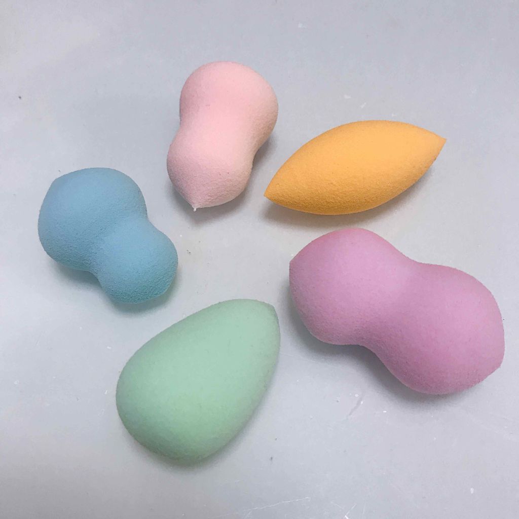 H&M ミニメイクアップスポンジのクチコミ「
H&M ミニメイクアップスポンジ

水に濡らすと1.5倍くらいに膨らみます。
※2枚目紫だけ.....」（2枚目）