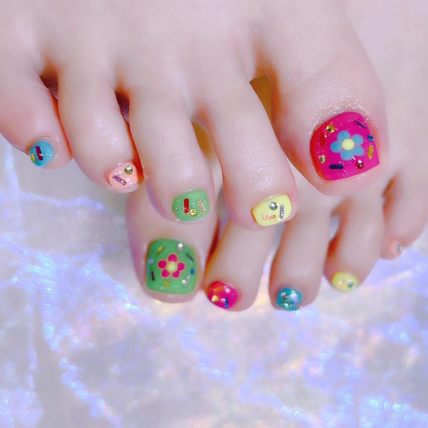 なかやまちえこ on LIPS 「colorful🌈⠀⠀@chapon_930⠀#nail#na..」(1枚目)