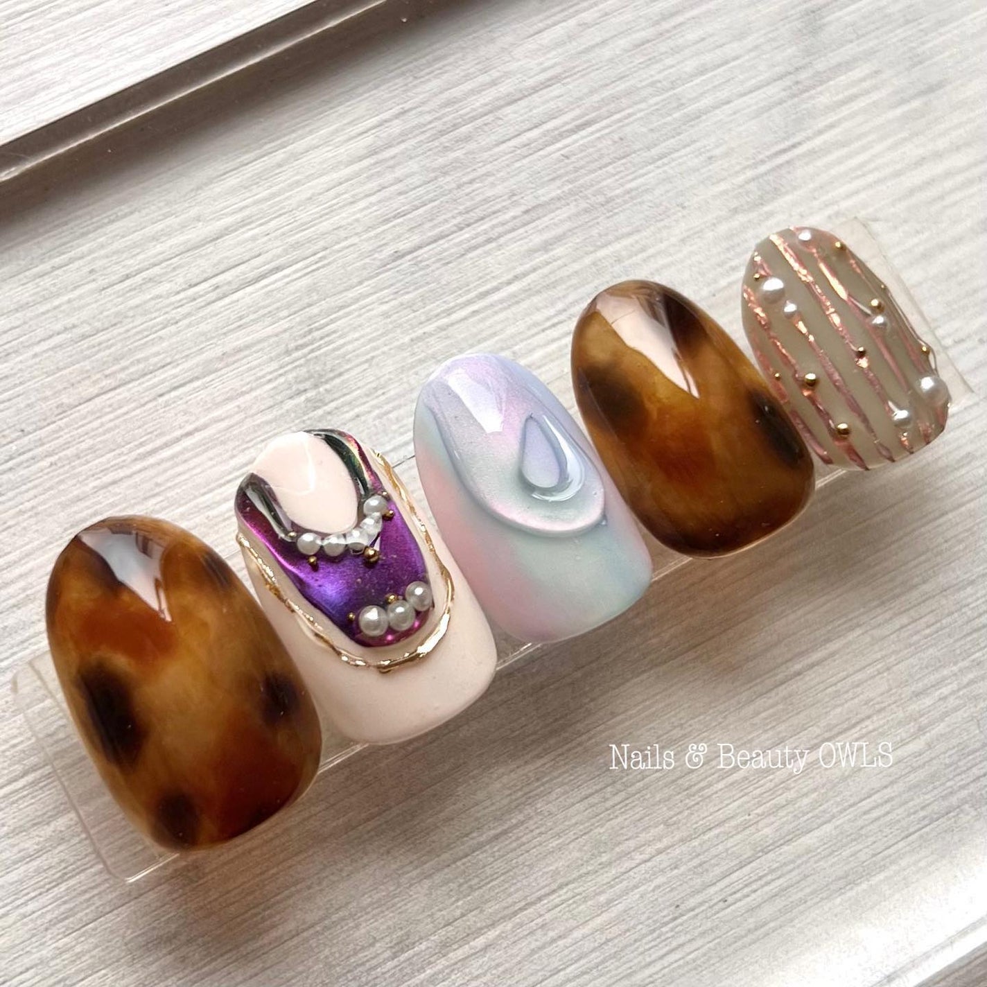 ぴよこれいと あうるす on LIPS 「やっとこすっとこ。今年のべっこうネイルを作りました。今年って大..」(2枚目)