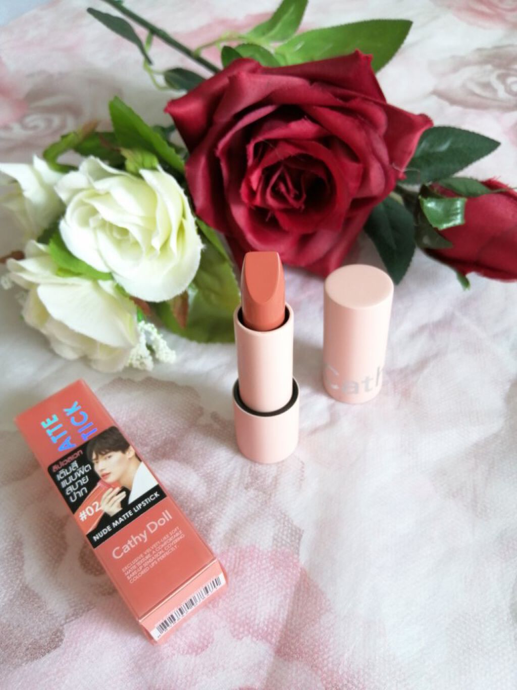 ヌードマットリップスティック 02 Easy Peach を使ってみました！(*^^*)

ヌード感のあるお色で、
唇に優しく馴染みます♥️
コーラルオレンジとコーラルピンクの中間のような色なので、素肌感がありどの唇にも馴染むと感じました！