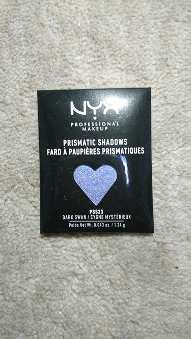 プリズマ シャドウ 23 カラー・ ダーク スワン/NYX Professional Makeup/シングルアイシャドウを使ったクチコミ（1枚目）