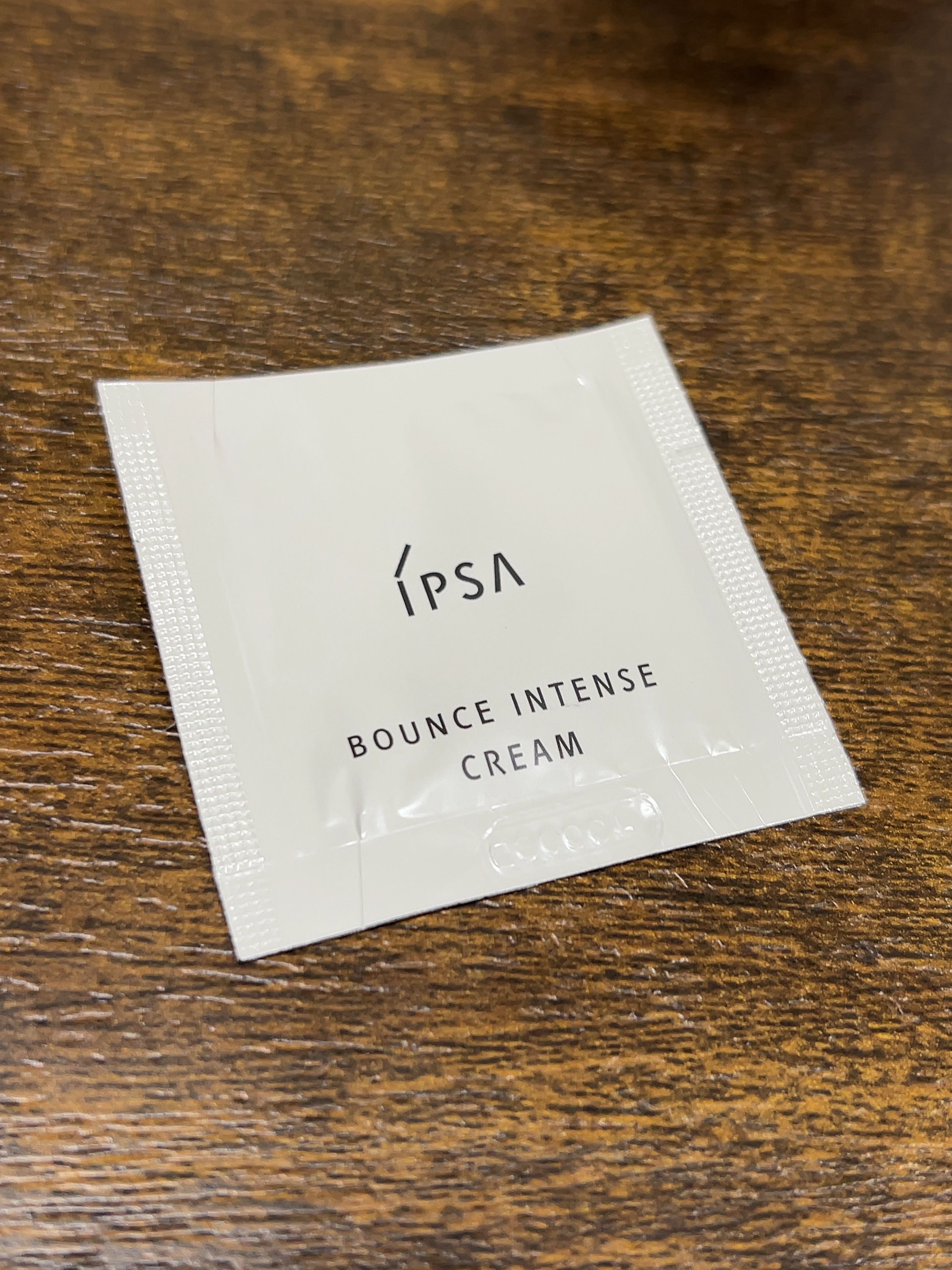 いつも通うイプサで初めて貰ったサンプル

IPSA
バウンス インテンス クリーム

普段はザ・タイムRアクアとME(5番)を使っていますが
それはどちらかというと表層寄りに効くらしい

一方でこのバウンスインテンスクリームは
深層側に効く