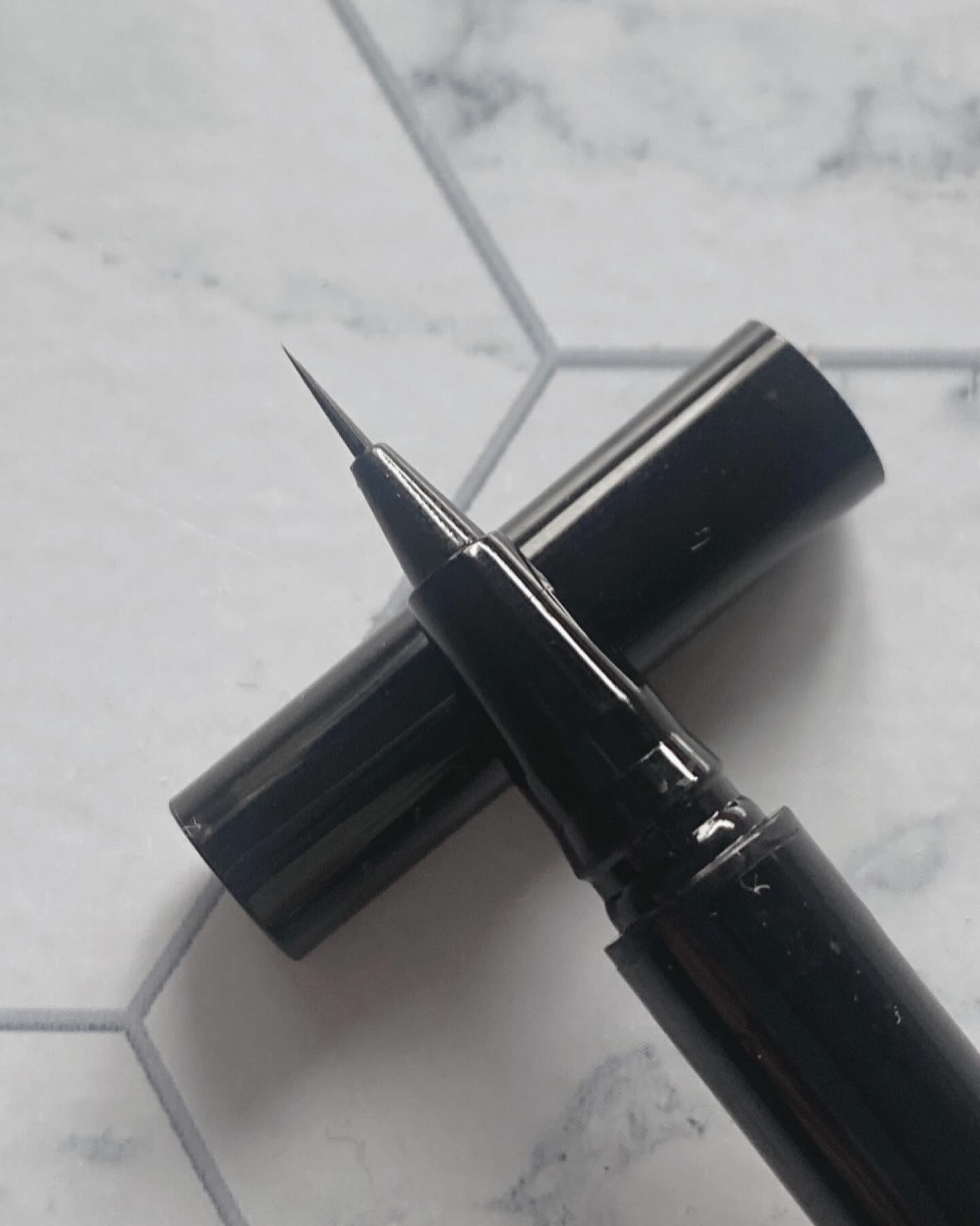 エクストラシャープ リキッドライナー BK001 ブラック/Visée/リキッドアイライナーを使ったクチコミ（2枚目）