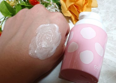 G9SKIN MILK BUBBLE ESSENCE PACK ＃STRAWBERRYのクチコミ「こちらは洗い流さないバブルエッセンスパックで肌に馴染ませるとしゅわしゅわ細かいミルクバブルがは.....」（3枚目）