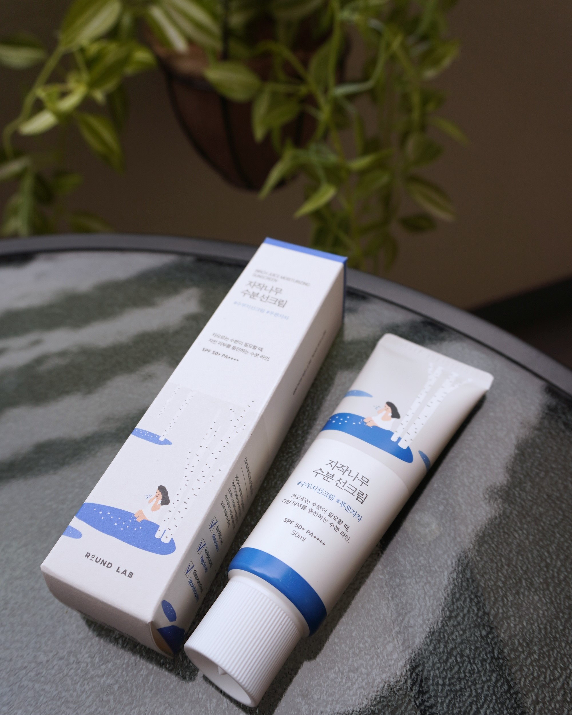 日差しが気になる季節になってきたので、新しい日焼け止めを購入してみました。
韓国ビューティーユーザーに注目されていると話題のこの日焼けどめ。
3年連続オリーブヤングアワードサンケア部門1位になったりもしている人気アテムということで気になって