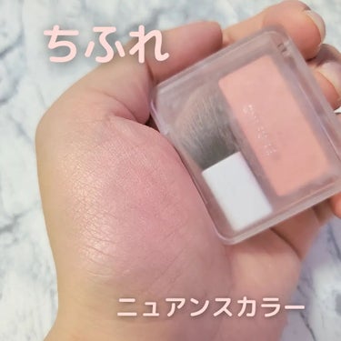 パウダー チーク ニュアンス カラー
100ピンク系パール   550円（税込） 

パールがきらめくコーラル系のピンク💕
私は単色で使うことが多いのだけれど、他のチークにニュアンスをプラスして使うことも😍
じゅわわん多幸感～って感じがしてすごく好きな色♡
色素薄い系女子になりたい日はこれを使います(なれるかどうかは別問題)💕 

ハート乱用？しちゃうくらい可愛い♡
スウォッチはかなりグリグリカラーをのせたけど、ふわぁってのせたらさらにもっと可愛い🥰
写真の技術が未熟でごめんなさい、パール感伝わって～✨✨ 

ちふれのニュアンスカラーはコーラル系とパープル系の2色展開！
どなたかのメイクの参考になるといいな💕💕💕 

#ちふれ#チーク#ニュアンスカラー#コーラル#パール#愛用コスメ #お値段以上コスメ の画像 その0