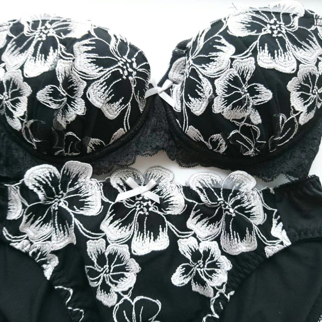 SESE on LIPS 「スライドしてね豪華なお花~🏵️フラワー刺しゅうが印象的安くて優..」(2枚目)