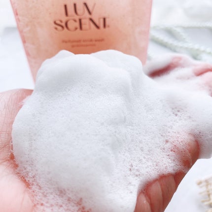 スクラブボディウォッシュ フラワーマーケット ホワイトチューリップ/LUV SCENT/ボディスクラブを使ったクチコミ(4枚目)