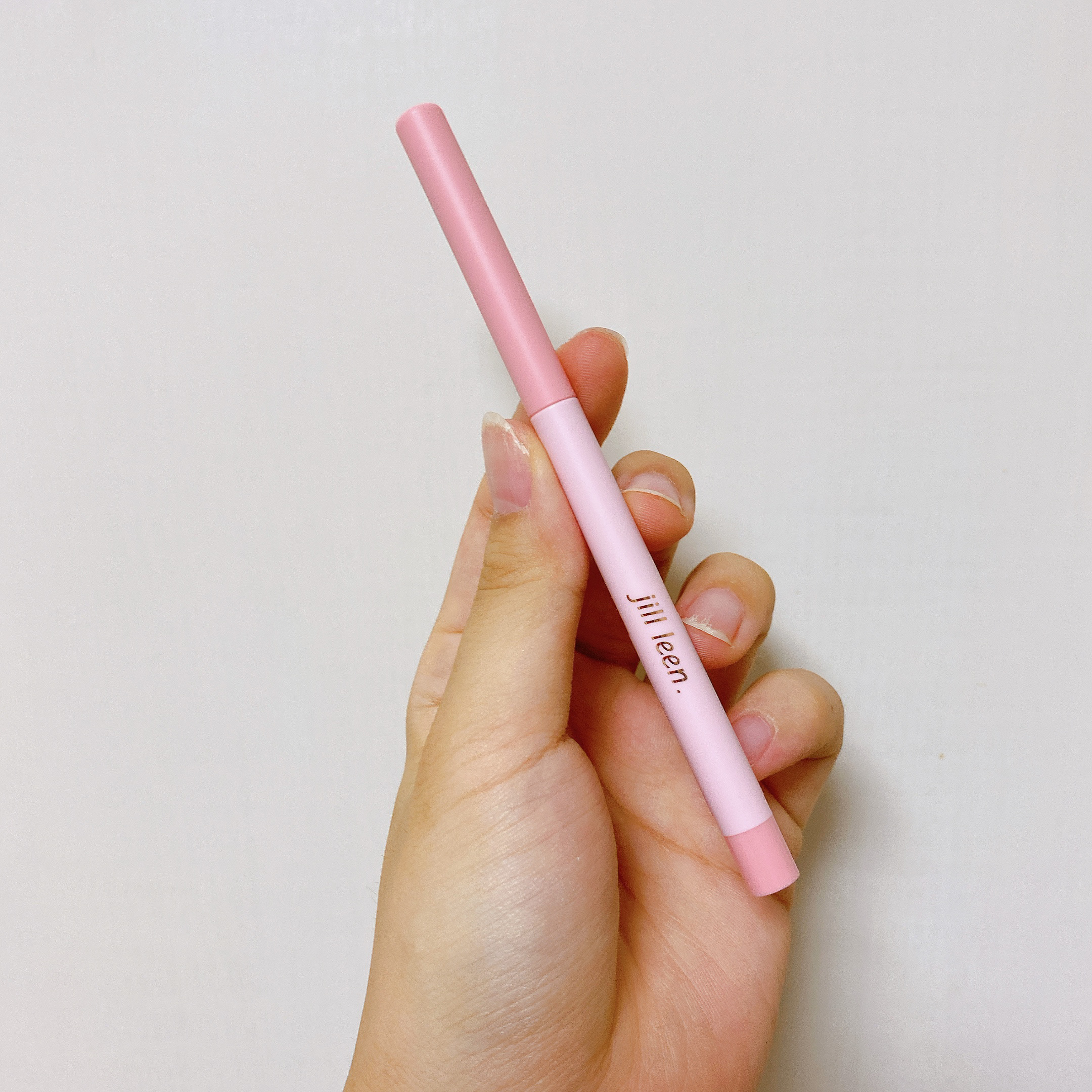 jill leen. 微笑唇リップペンシルのクチコミ「\jill leen. 微笑唇リップペンシル/

104　アンバーブラウン

唇をしっかり縁取.....」（2枚目）