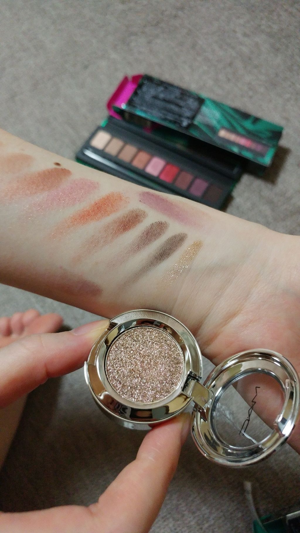シャイニー プリティ シャドウ ピー フォー ピンク/M・A・C/単色アイシャドウを使ったクチコミ（1枚目）