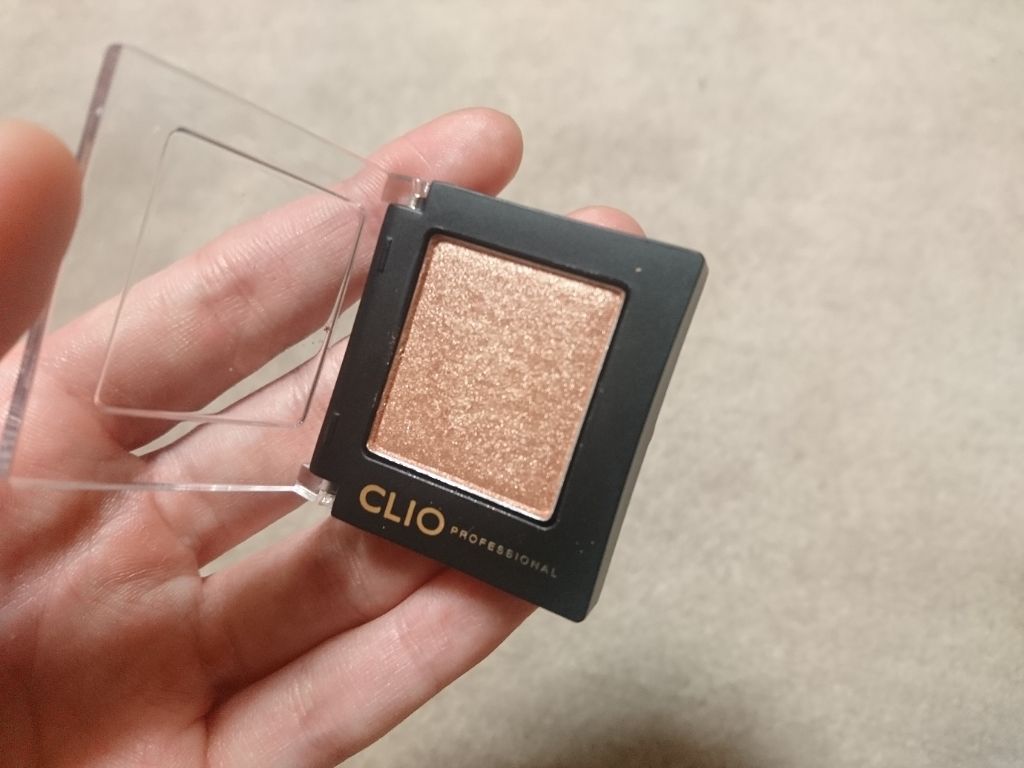 CLIO プロシングルシャドウ P60 Honey treasure

プロンズに近いような色味で、しっとりしたパウダーアイシャドウです。

G10よりラメが細かくて、こちらの方が普段使いしやすいと思います。
指で乗せるとしっかり色味が出ま