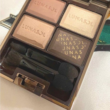 LUNASOL セレクション・ドゥ・ショコラアイズ
02 Chocolate Amer

何度か使っているので、使用感のある写真になってしまいました😢💔

初めてのルナソルのアイシャドウです✨

1番最