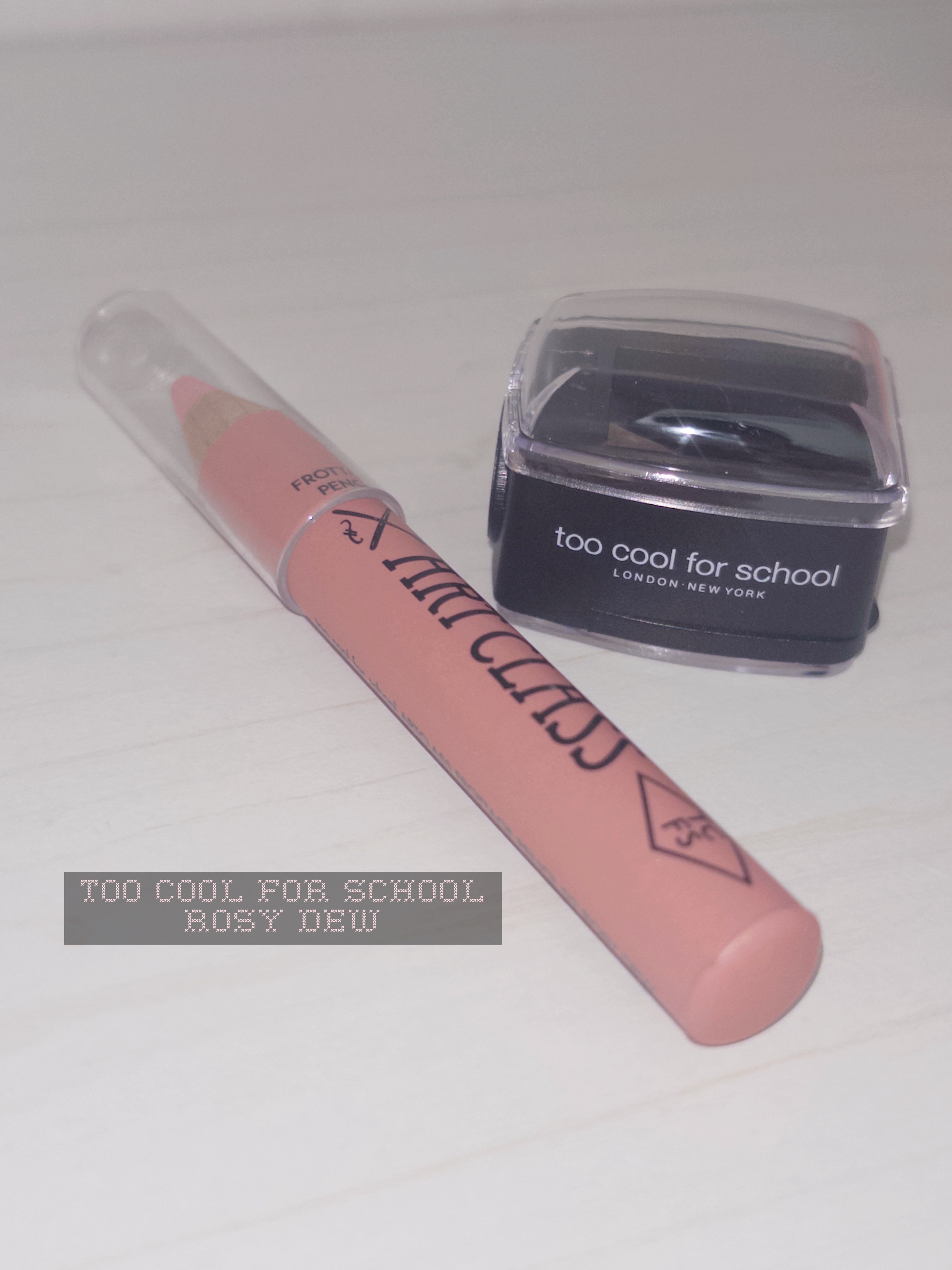 too cool for school
フロタージュペンシル🏷️02ロージーデュー

涙袋を1つのアイテムだけで完成させられる✨
ベージュ系のカラーが人気だけど私は血色感が欲しくてロージーで多幸感のあるRozy dewを♡ᵎ
今まで涙袋に