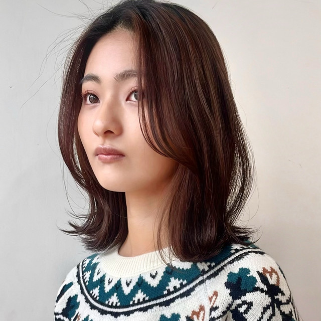 長め前髪を外巻きにした女性