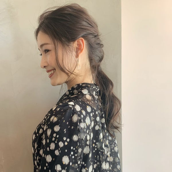 たっぷり触覚と前髪なしスタイルが絶妙バランスなポニーテール姿の女性