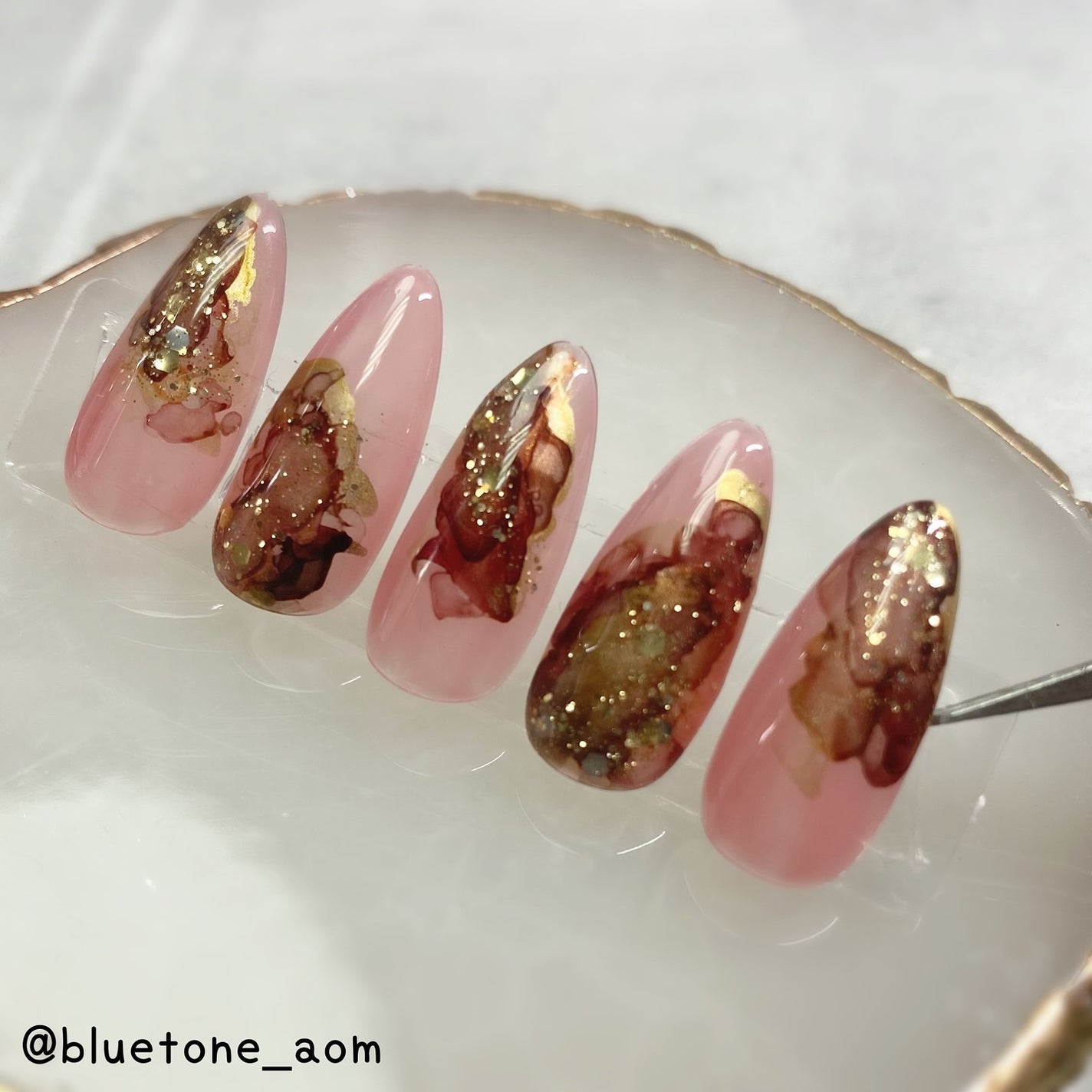 ⋆͛🦖⋆͛aomi on LIPS 「イチゴチョコみたいなニュアンスネイル美味しそう🤤🍓🍫インクやっ..」(6枚目)