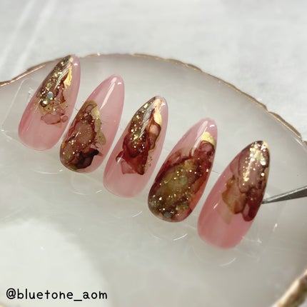 ⋆͛🦖⋆͛aomi on LIPS 「イチゴチョコみたいなニュアンスネイル美味しそう🤤🍓🍫インクやっ..」(6枚目)