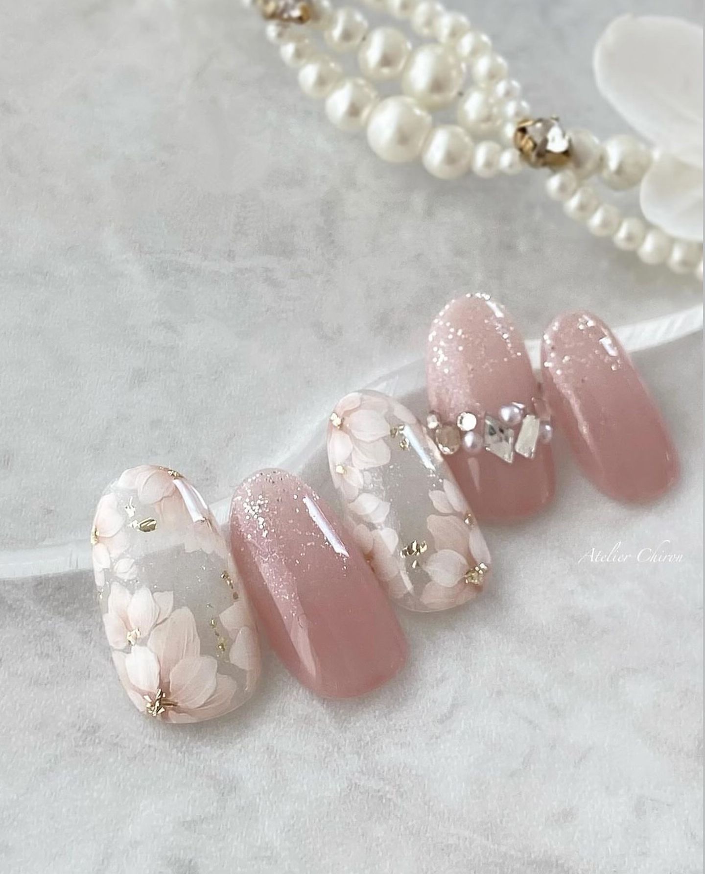 本日🎉7/22 20:00-発売開始👏🏻💗
アートホワイト＆ミニオーバルブラシを
使ったフラワーデザイン📸
⁡
上記以外の使用アイテム
・S033人差し指＆薬指＆小指ベースカラー
・S044お花中央色付け
・023 先端ホワイトグ